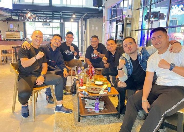 Galeri Tom Liwafa Jaga Anak Vanessa Angel, 'Crazy Rich' Tom Liwafa Hobi Berbagi