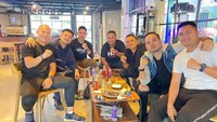 Selain sibuk mengurus bisnis dan berbagi, Tom juga senang bergaul. Menghabiskan waktu untuk bertemu sahabatnya menjadi rutinitas berkala yang tak boleh dilewatkan oleh dirinya. Foto: Instagram/tomliwafa