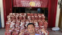 Salah satu bisnis yang digelutinya adalah bisnis kuliner berupa sei sapi. Bukan hanya mencari keuntungan, Tom juga kerap berbagi dengan menyalurkan 1000 porsi sei sapi secara gratis. Foto: Instagram/tomliwafa