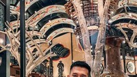 Mendedikasikan waktunya, Tom mengaku akan menjaga Gala hingga diperbolehkan pulang dari RS Bhayangkara Nganjuk. Tom bahkan juga mengatakan akan mengasuh Gala dengan baik. Foto: Instagram/tomliwafa