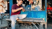 Walaupun sukses dengan segala bisnisnya, sosok Tim Liwafa dikenal sebagai yang rendah hati. Dirinya bahkan tak segan untuk duduk dan minum kopi di sebuah warung sederhana. Foto: Instagram/tomliwafa