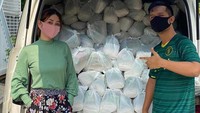 Ratusan bungkus makanan juga terlihat memenuhi bagian belakang suatu mobil yang sudah disiapkan untuk kegiatan berbagi. Karena berbagi adalah sumber rejeki, tulis Tom dalam keterangan foto yang merupakan prinsip dasar Tom untuk terus berbagi. Foto: Instagram/tomliwafa