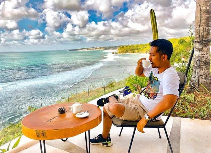 Galeri Tom Liwafa Jaga Anak Vanessa Angel, 'Crazy Rich' Tom Liwafa Hobi Berbagi