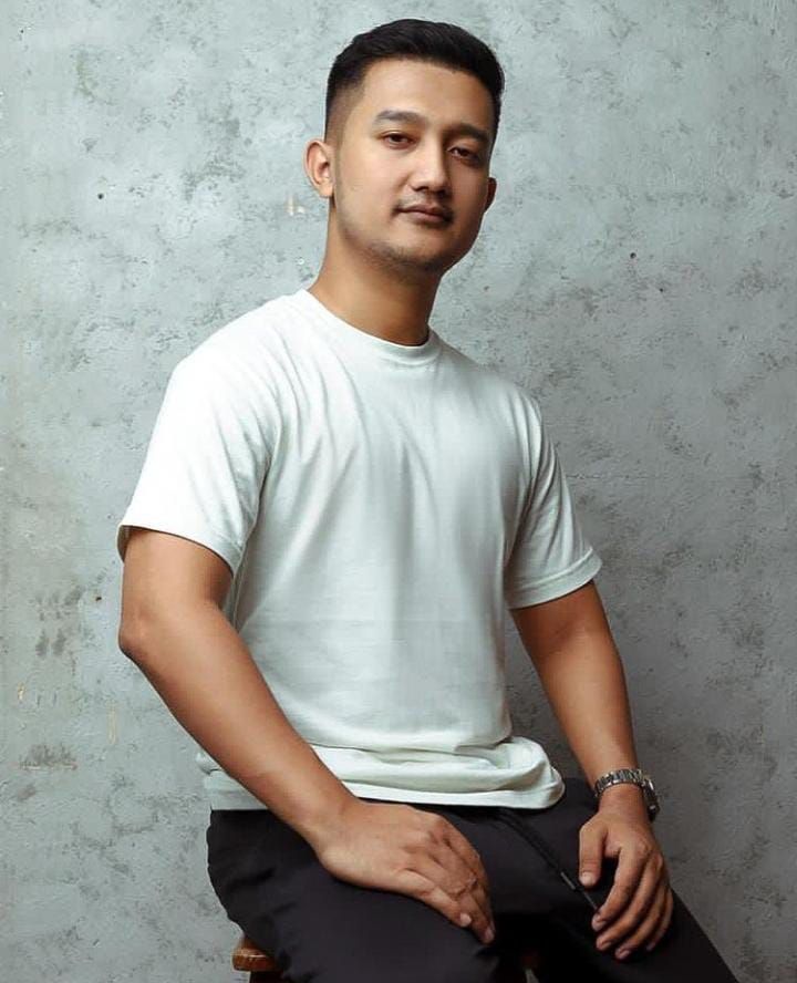 Galeri Tom Liwafa Jaga Anak Vanessa Angel, 'Crazy Rich' Tom Liwafa Hobi Berbagi