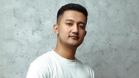 Crazy Rich Surabaya, Tom Liwafa, merupakan salah satu sahabat Vanessa Angel dan Bibi Ardiansyah. Mendengar kabar sahabatnya kecelakaan, Tom dan istri bergerak langsung ke RS Bhayangkara Nganjuk. Foto: Instagram/tomliwafa