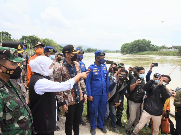 Gubernur Khofifah pantau lokasi perahu tambang tenggelam di bojonegoro