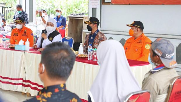 Gubernur Khofifah pantau lokasi perahu tambang tenggelam di bojonegoro