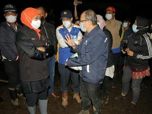 Tinjau Lokasi Banjir Bandang di Batu, Khofifah Ajak Semua Pihak Gotong-Royong