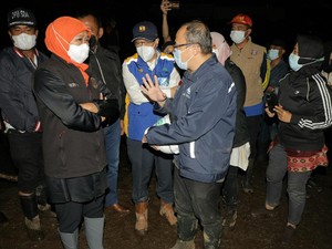 Tinjau Lokasi Banjir Bandang di Batu, Khofifah Ajak Semua Pihak Gotong-Royong