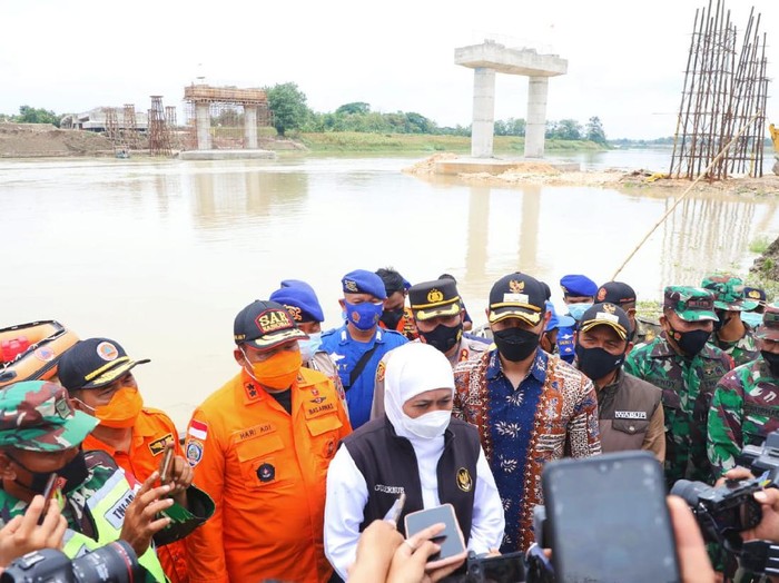 Gubernur Khofifah tinjau lokasi perahu tambang tenggelam