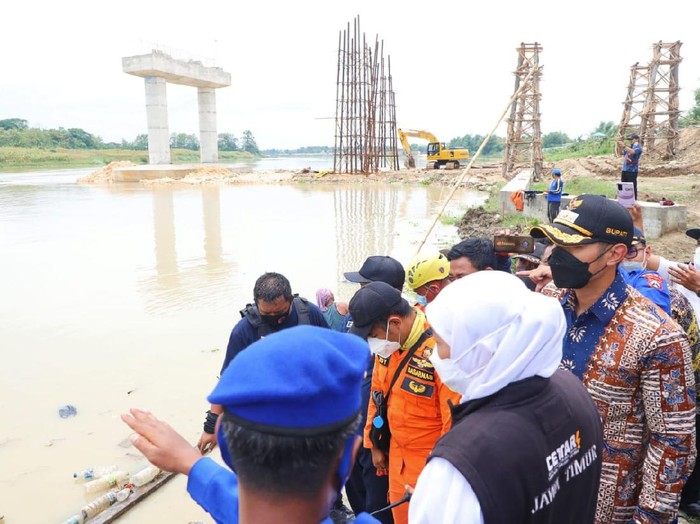 Gubernur Khofifah tinjau lokasi perahu tambang tenggelam