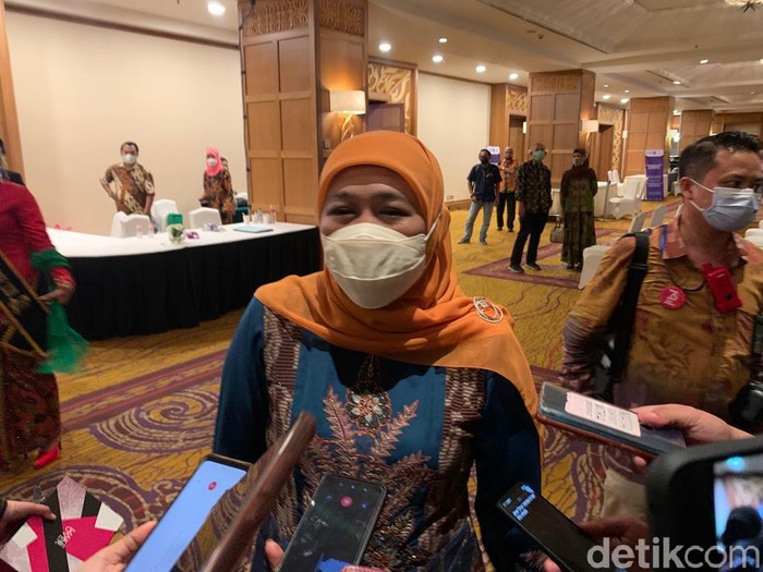 Banjir bandang terjadi di Kota Batu. Gubernur Jatim Khofifah Indar Parawansa menyebut, hingga malam ini ada dua korban meninggal akibat banjir tersebut.