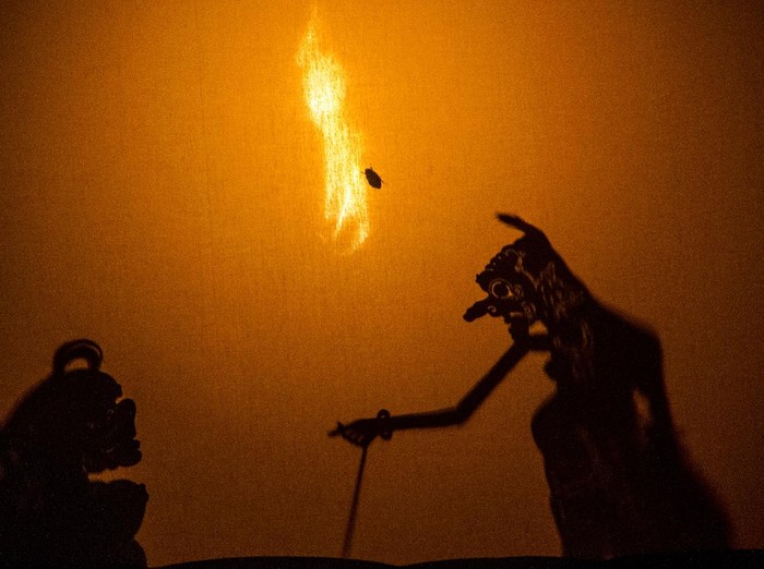 Dalang senior Radiman Dimansyah mempertunjukkan wayang Sampir saat pergelaran budaya di Taman Wisata Pagat, Barabai, Kabupaten Hulu Sungai Tengah, Kalimantan Selatan, Sabtu (2/10/2021). Pertunjukan wayang Sampir tersebut bertujuan untuk suatu hajat tertentu yang disebut manyampir, merupakan ritual yang dipimpin oleh dalang untuk mengusir roh-roh jahat yang menggangu kehidupan manusia serta menjadi hiburan bagi masyarakat. ANTARA FOTO/Bayu Pratama S/aww.