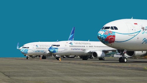 Beberapa pesawat Garuda Indonesia mengenakan masker dalam rangka kampanye prokes di awal pandemi Covid-19