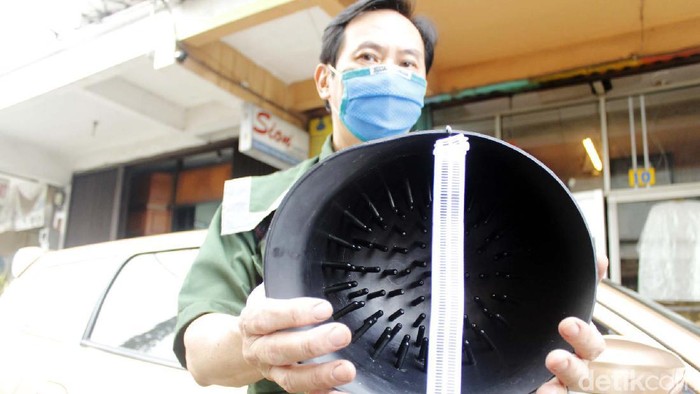 Inovator Simon Yudistra Sanjaya kembali membuat penemuan, kali ini ia membuat Helm Anti Mengantuk. Begini bentuknya.