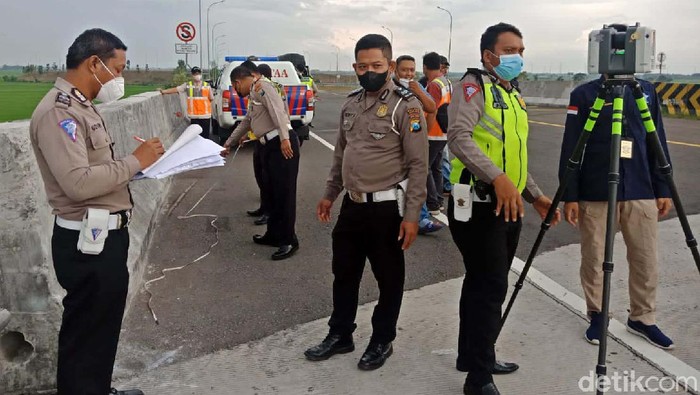 Polisi kembali mendatangi lokasi kecelakaan maut Vanessa Angel (27) dan suaminya, Bibi Andriansyah (31). Salah satu tujuannya, untuk membuat sketsa kecelakaan tersebut.