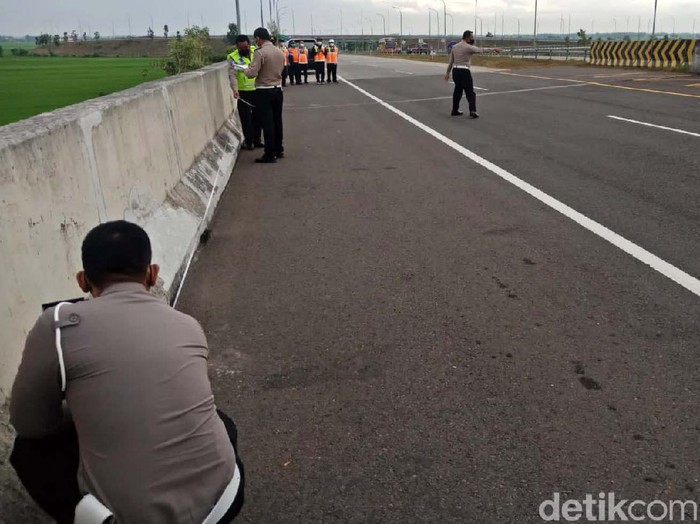 Polisi kembali mendatangi lokasi kecelakaan maut Vanessa Angel (27) dan suaminya, Bibi Andriansyah (31). Salah satu tujuannya, untuk membuat sketsa kecelakaan tersebut.