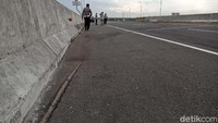 Tampak aspal jalan tergores akibat kecelakaan tersebut.