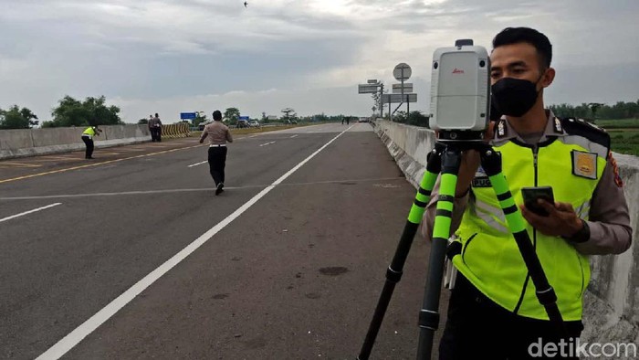 Polisi kembali mendatangi lokasi kecelakaan maut Vanessa Angel (27) dan suaminya, Bibi Andriansyah (31). Salah satu tujuannya, untuk membuat sketsa kecelakaan tersebut.