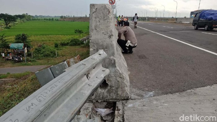 Ini Lokasi Kecelakaan Maut Vanessa Angel Polisi kembali mendatangi lokasi kecelakaan maut Vanessa Angel (27) dan suaminya, Bibi Andriansyah (31). Salah satu tujuannya, untuk membuat sketsa kecelakaan tersebut.