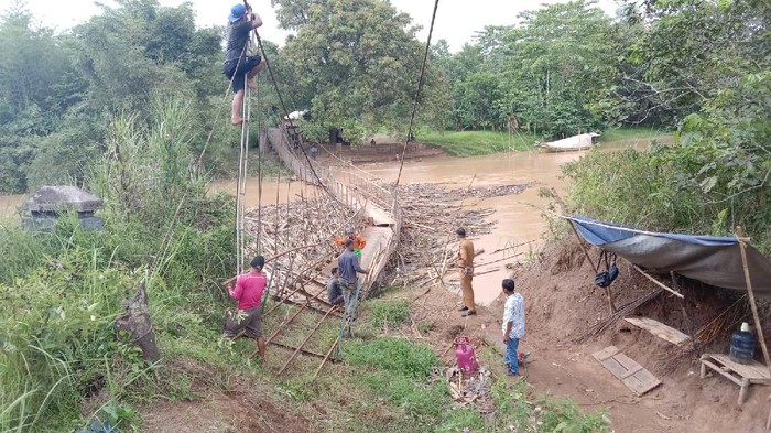 Jembatan gantung yang ambruk di Pandeglang diperbaiki