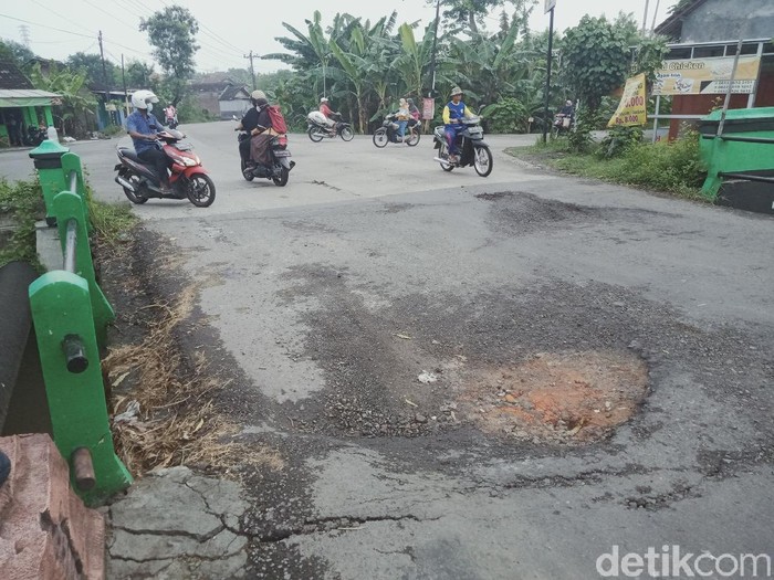 Jembatan Sungai Mambek, Kota Kecamatan Delanggu, Klaten, ambles, Jumat (5/11/2021).