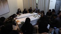 Momen haru keluarga tak henti memeluk peti jenazah Vanessa Angel. Foto: Palevi/detikcom