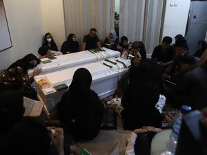 Momen Haru Ayah Vanessa Angel Kecup Peti Usai Salat Jenazah