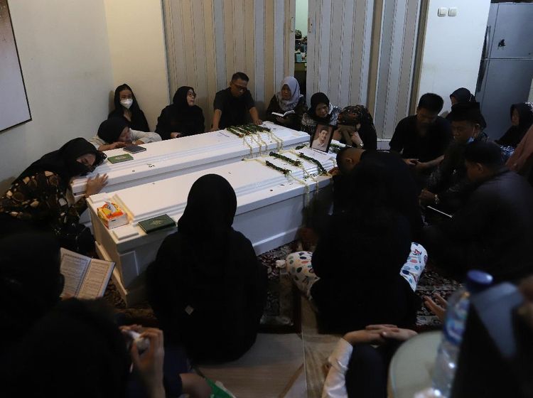 Momen Haru Keluarga Peluk Erat Peti Jenazah Vanessa Angel di Rumah Duka