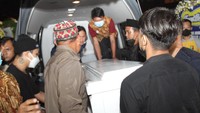 Jenazah Vanessa Angel dan Bibi Ardiansyah diberangkatkan dari Surabaya dengan dua unit ambulance. Foto: Noel/detikcom