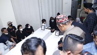 Isak tangis dan lantunan ayat Al Quran menyambut kedatangan jenazah Vanessa Angel dan Bibi Ardiansyah. Foto: Noel/detikcom
