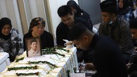 Lantunan ayat suci Al Quran tak henti dilafalkan keluarga untuk Vanessa Angel dan Bibi Ardiansyah. Foto: Palevi/detikcom