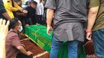 Tangisan Keluarga Iringi Pemakaman Vanessa Angel dan Suami