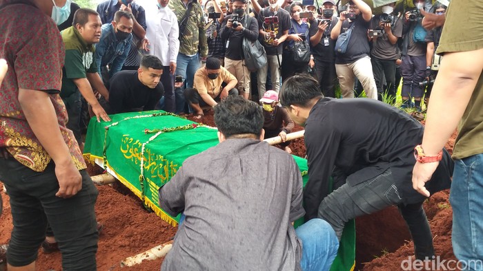 Jenazah Vanessa Angel dan Bibi Ardiansyah Mulai Dimakamkan Jenazah Vanessa Angel dan Bibi Ardiansyah Mulai Dimakamkan