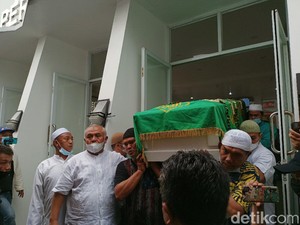Jenazah Vanessa Angel-Bibi Diberangkatkan ke Tempat Peristirahatan Terakhir
