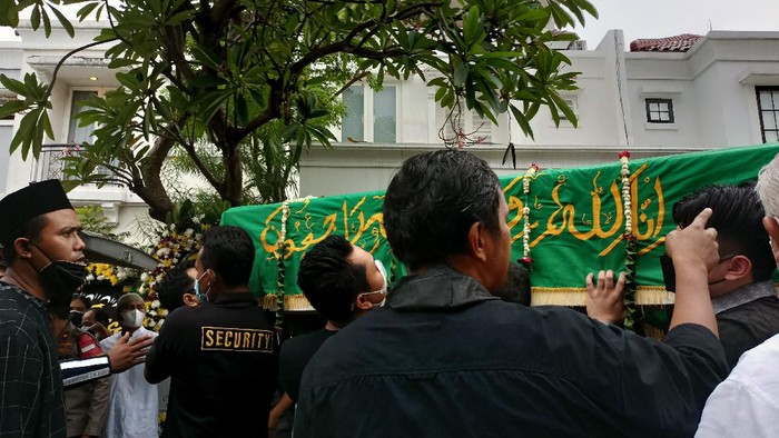 Jenazah Vanessa Angel dan suami dibawa ke masjid untuk disalatkan