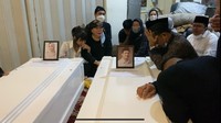 Terlihat ibunda serta adik Bibi menangis dan termenung melihat dua peti berisi jenazah Vanessa Angel dan Bibi. Foto: Adhyasta/detikcom