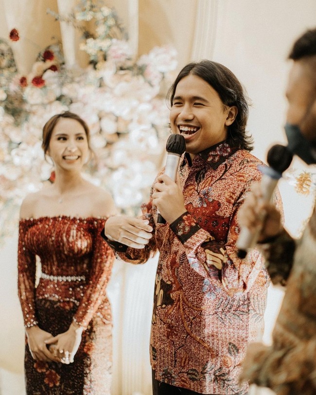 Sebelum melamar Clairine Clay secara resmi, Joshua sendiri telah lebih dulu melamar secara pribadi pada Maret 2021. Momen lamaran tersebut pun kemudian dibagikan ke media sosial masing-masing. Foto: Instagram.com/jojosuherman, bareodds