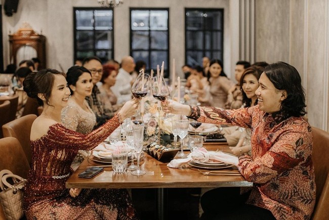 Acara lamaran Joshua dan Clairine Clay terlihat digelar secara sederhana di sebuah tempat makan. Acara tersebut tampak dihadiri oleh keluarga dan kerabat dekat dari Joshua dan Clairine Clay. Foto: Instagram.com/jojosuherman, bareodds