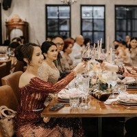 Acara lamaran Joshua dan Clairine Clay terlihat digelar secara sederhana di sebuah tempat makan. Acara tersebut tampak dihadiri oleh keluarga dan kerabat dekat dari Joshua dan Clairine Clay. Foto: Instagram.com/jojosuherman, bareodds