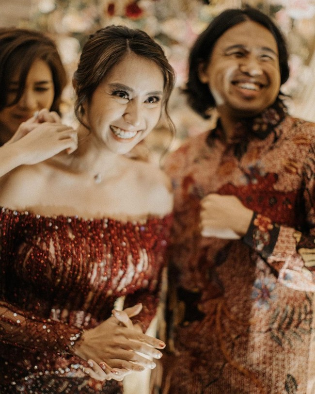 Pada acara lamaran tersebut Joshua dan Clairine Clay tampak kompak mengenakan busana yang didominasi warna merah. Raut wajah bahagia dari keduanya pun tak bisa disembunyikan. Foto: Instagram.com/jojosuherman, bareodds