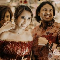 Pada acara lamaran tersebut Joshua dan Clairine Clay tampak kompak mengenakan busana yang didominasi warna merah. Raut wajah bahagia dari keduanya pun tak bisa disembunyikan. Foto: Instagram.com/jojosuherman, bareodds