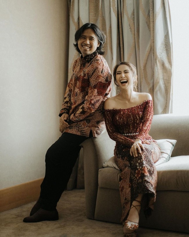 Sedangkan Joshua Suherman tampil gagah dengan kemeja batik dari The Batik Atelier. Rambut gondrong Joshua pun tampak dibiarkan terurai. Bagaimana menurutmu penampilan keduanya? Foto: Instagram.com/jojosuherman, bareodds
