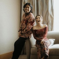 Sedangkan Joshua Suherman tampil gagah dengan kemeja batik dari The Batik Atelier. Rambut gondrong Joshua pun tampak dibiarkan terurai. Bagaimana menurutmu penampilan keduanya? Foto: Instagram.com/jojosuherman, bareodds