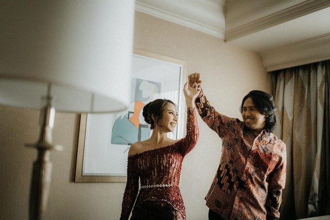 Clairine Clay tampil cantik dengan atasan sabrina merah yang dipenuhi payet. Untuk bawahannya, Clairine Clay memilih kain batik senada. Kebaya yang dikenakan oleh Clairine Clay sendiri berasal dari Cynthia Tan. Foto: Instagram.com/jojosuherman, bareodds