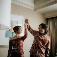 Clairine Clay tampil cantik dengan atasan sabrina merah yang dipenuhi payet. Untuk bawahannya, Clairine Clay memilih kain batik senada. Kebaya yang dikenakan oleh Clairine Clay sendiri berasal dari Cynthia Tan. Foto: Instagram.com/jojosuherman, bareodds