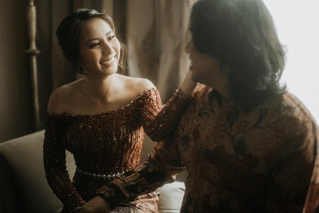 Begini potret keduanya ketika bersama. Raut wajah bahagia pun tak bisa disembunyikan pasangan ini. Bagaimana menurutmu? Sudah cocok jadi pasangan suami istri belum nih? Foto: Instagram.com/jojosuherman, bareodds