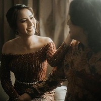 Begini potret keduanya ketika bersama. Raut wajah bahagia pun tak bisa disembunyikan pasangan ini. Bagaimana menurutmu? Sudah cocok jadi pasangan suami istri belum nih? Foto: Instagram.com/jojosuherman, bareodds