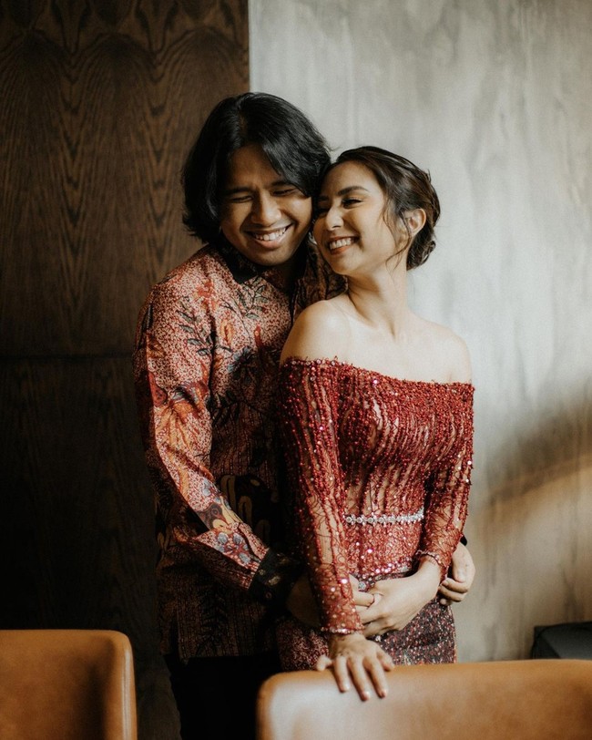 Joshua Suherman baru saja resmi melamar pujaan hatinya, Clairine Clay, tepat pada 3 November 2021. Momen lamaran tersebut rupanya bertepatan dengan hari ulang tahun Joshua. Foto: Instagram.com/jojosuherman, bareodds