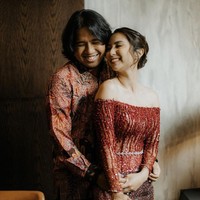 Joshua Suherman baru saja resmi melamar pujaan hatinya, Clairine Clay, tepat pada 3 November 2021. Momen lamaran tersebut rupanya bertepatan dengan hari ulang tahun Joshua. Foto: Instagram.com/jojosuherman, bareodds